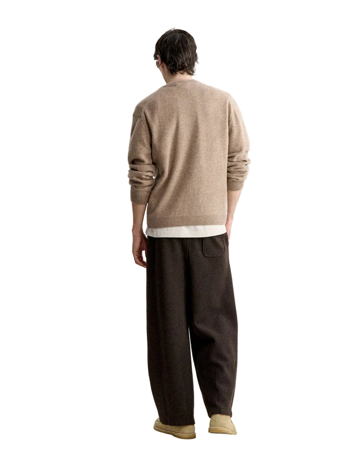 Hombre de espaldas con el jersey Maison Kitsuné Fox Head Lambswool beige, vista trasera de cuerpo entero