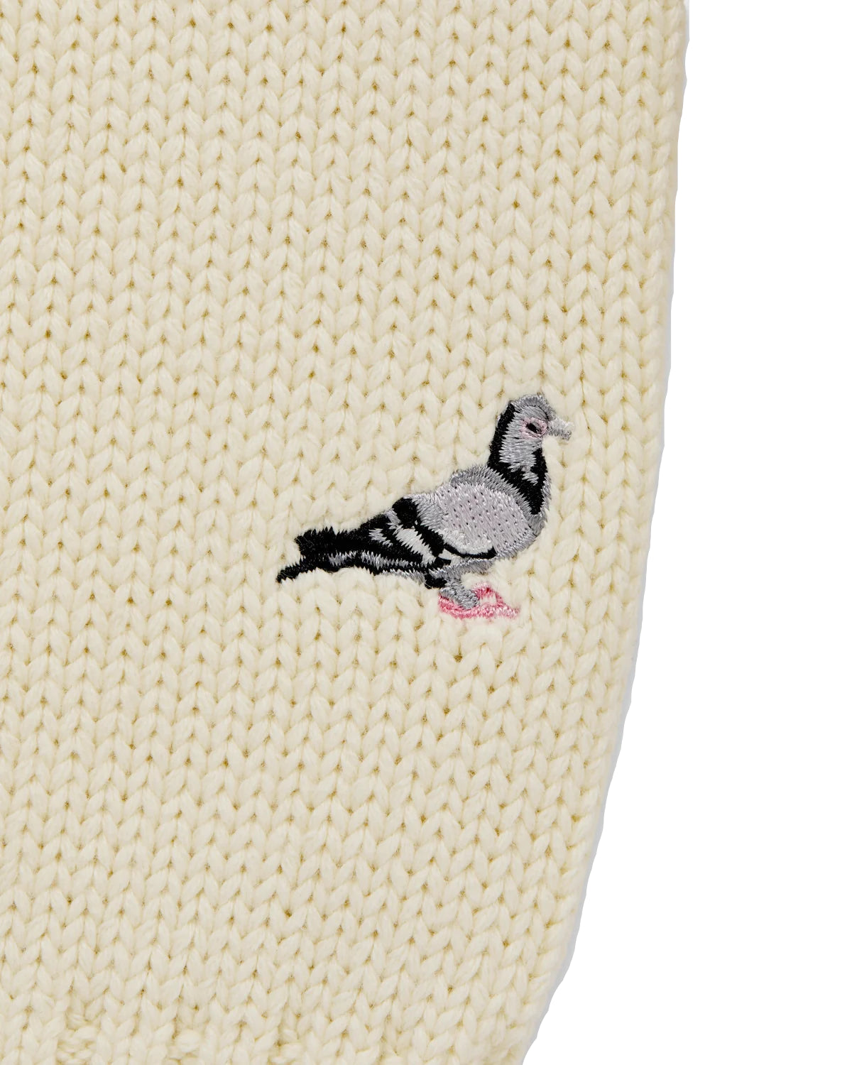 Detalle de la paloma Pigeon bordada en la manga del jersey Staple NY crema