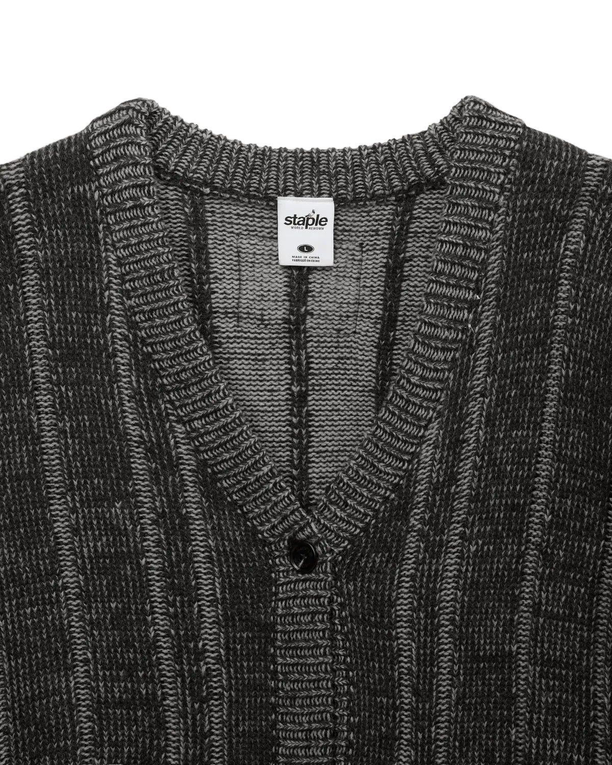 Detalle del cuello de pico y tejido mixed rib del cárdigan Staple Lockhart negro