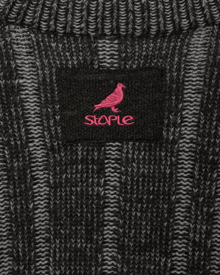Detalle del parche Pigeon de Staple bordado en rosa en la nuca del cárdigan