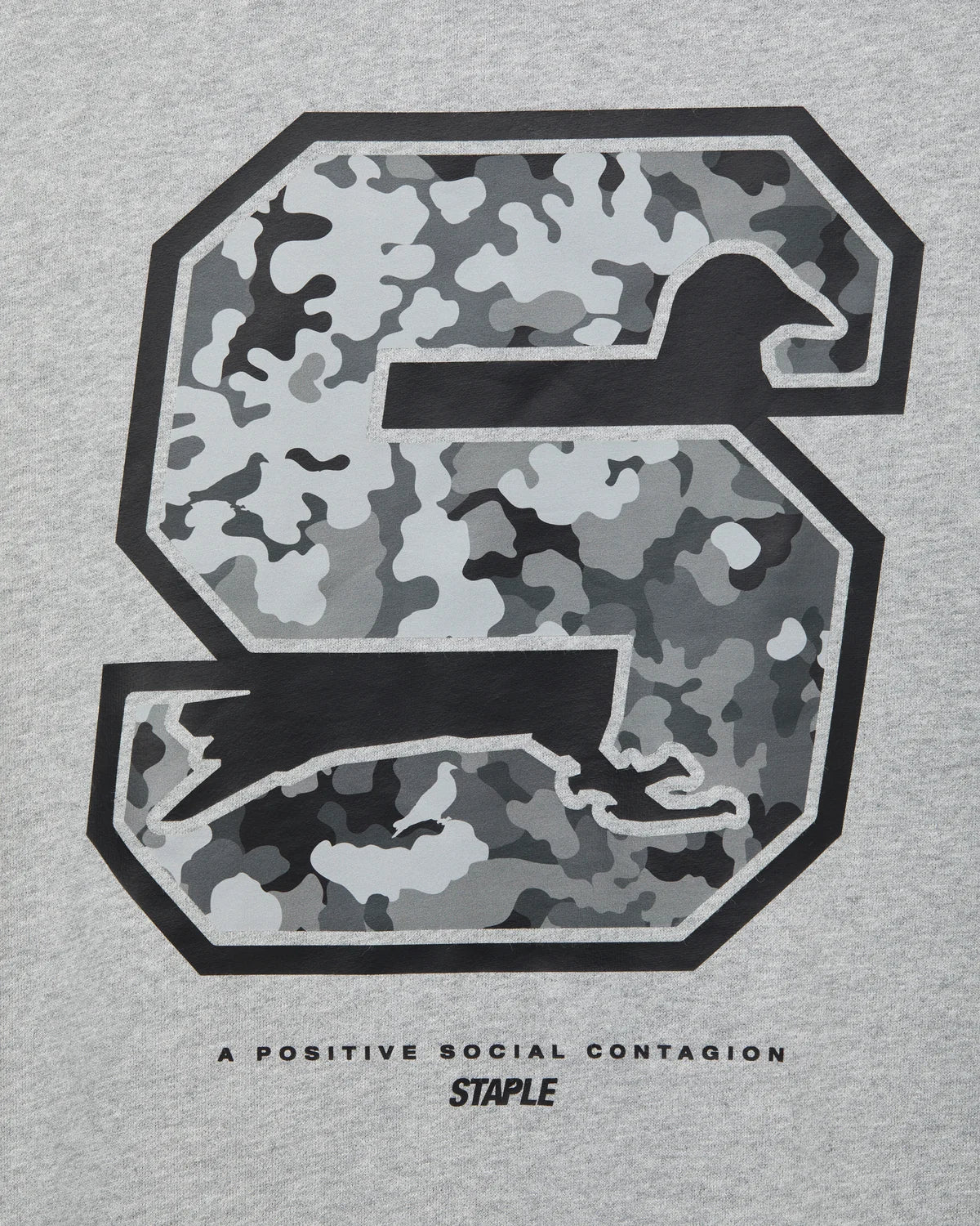 Detalle del gráfico de la S en estampado camuflaje de la sudadera Staple Pigeon Sport