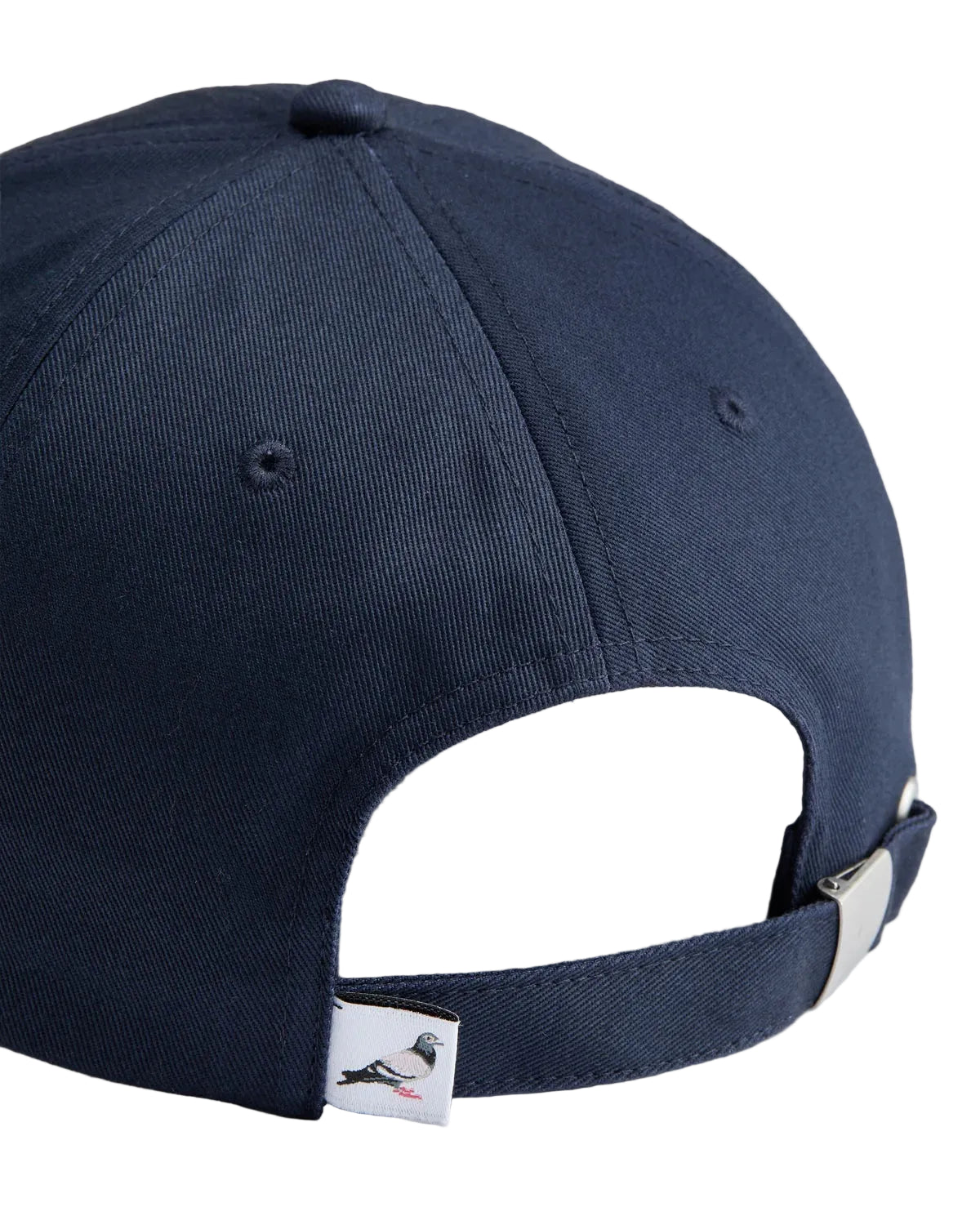 Detalle del cierre ajustable trasero de la gorra Staple NY Dad Cap azul marino