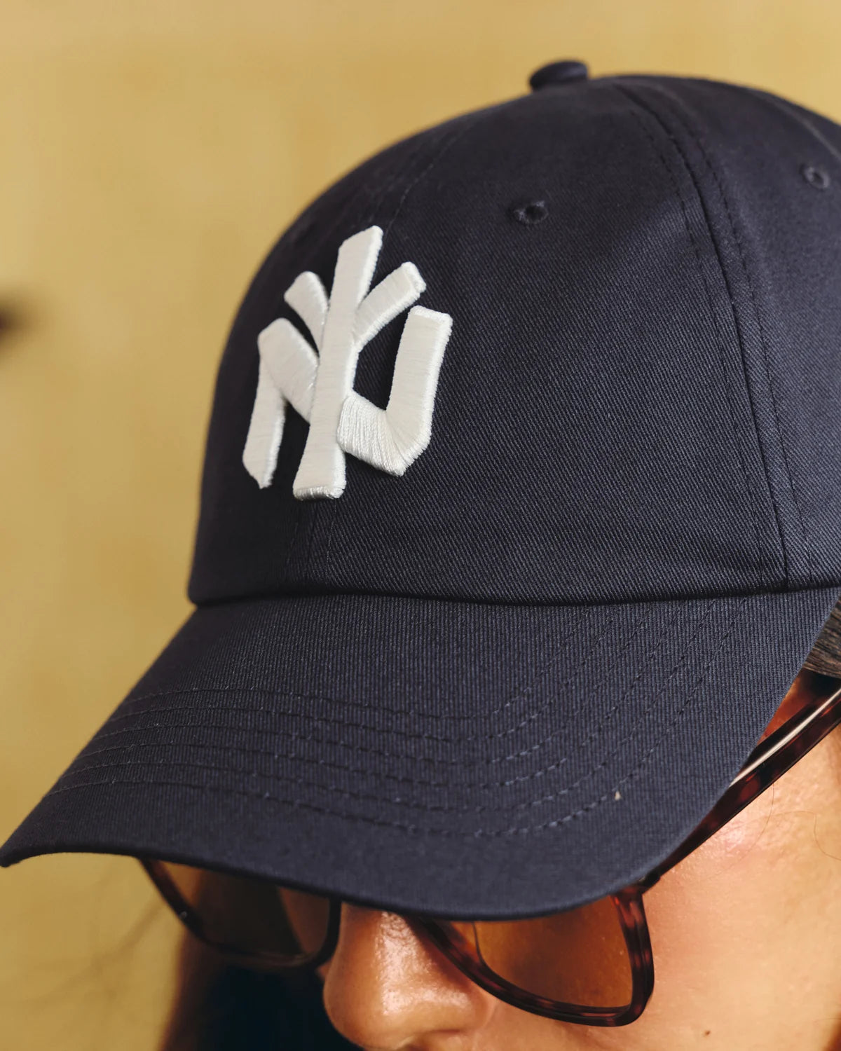 Gorra Staple NY Dad Cap azul marino con el logo NY, vista de tres cuartos
