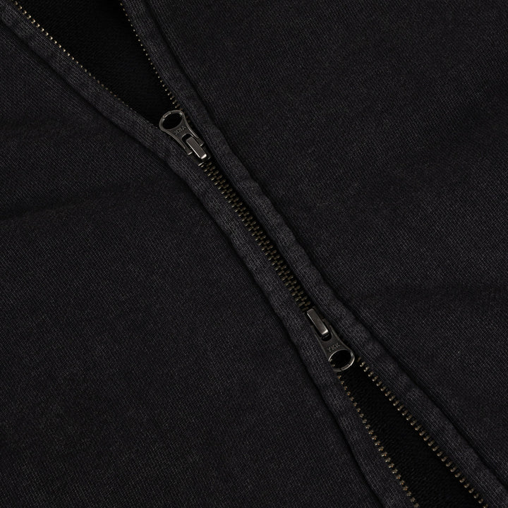 Detalle de la doble cremallera central de la sudadera Dime negra lavada