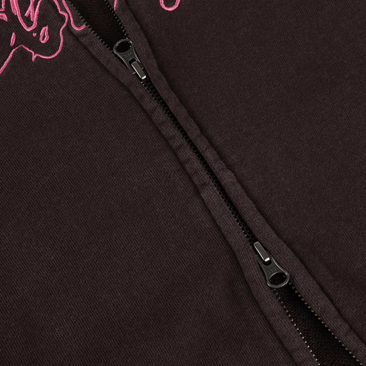 Detalle de la doble cremallera central de la sudadera Dime marrón lavada