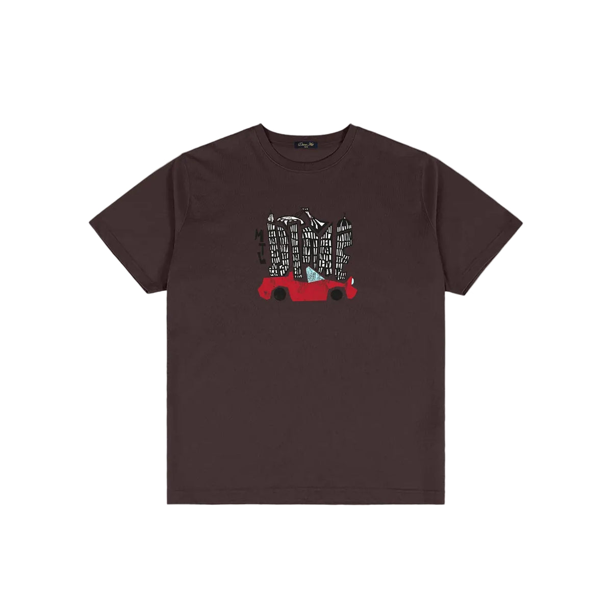 Camiseta Dime Ville marrón oscuro con gráfico de coche rojo y edificios estampado en el pecho, vista frontal