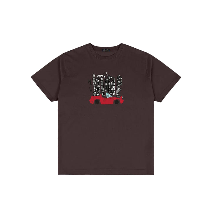 Camiseta Dime Ville marrón oscuro con gráfico de coche rojo y edificios estampado en el pecho, vista frontal