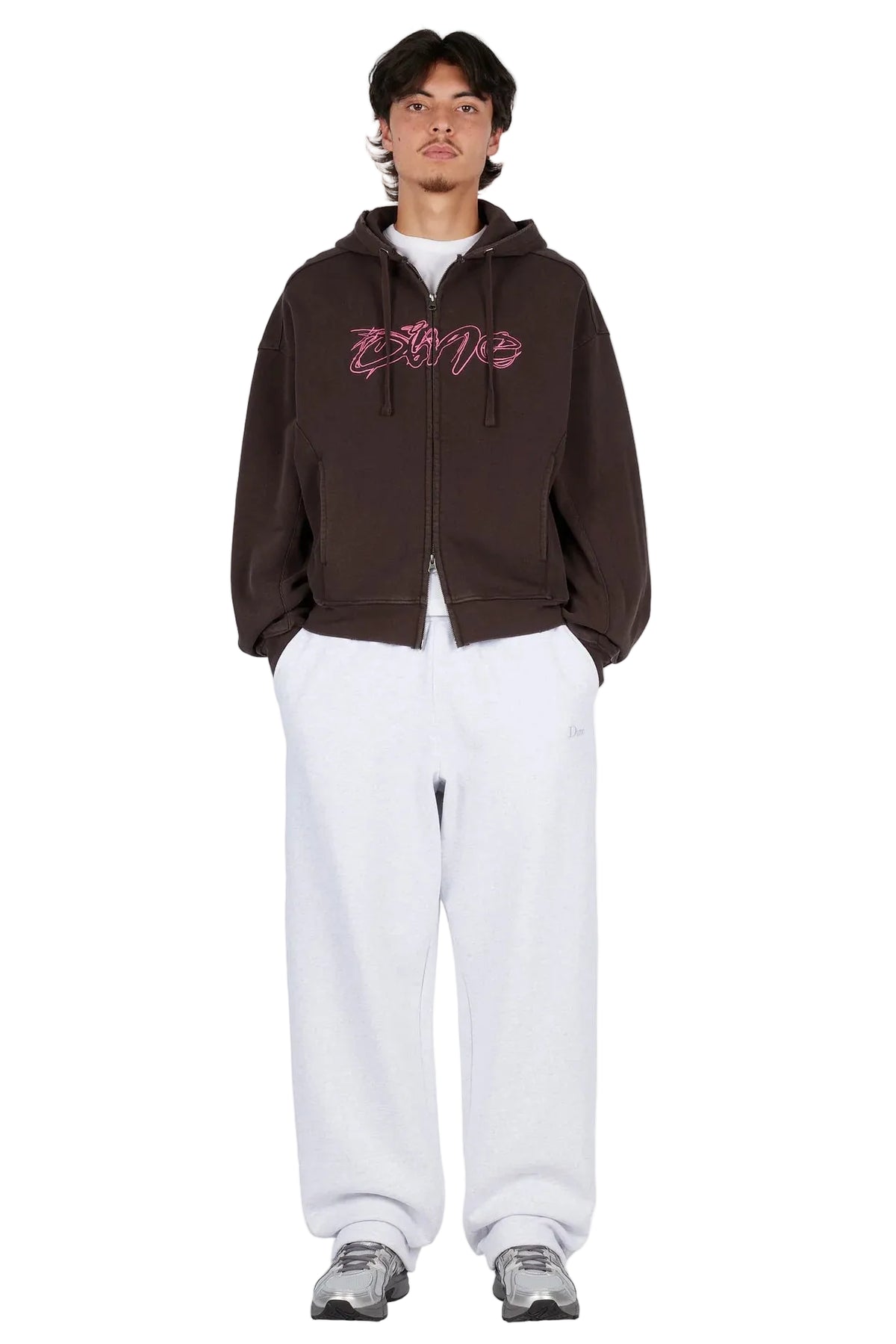 Modelo con sudadera Dime Distressed Terry Zip Hoodie marrón y pantalón ancho blanco, vista frontal