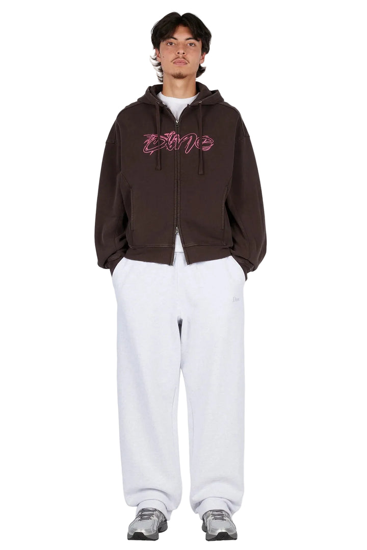 Modelo con sudadera Dime Distressed Terry Zip Hoodie marrón y pantalón ancho blanco, vista frontal
