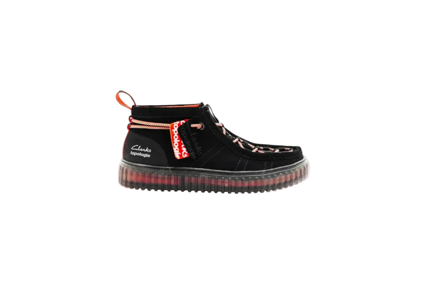Clarks Originals x Topologie Torhill Hi Black Interest vista lateral con upper de ante negro y suela ribbed translúcida