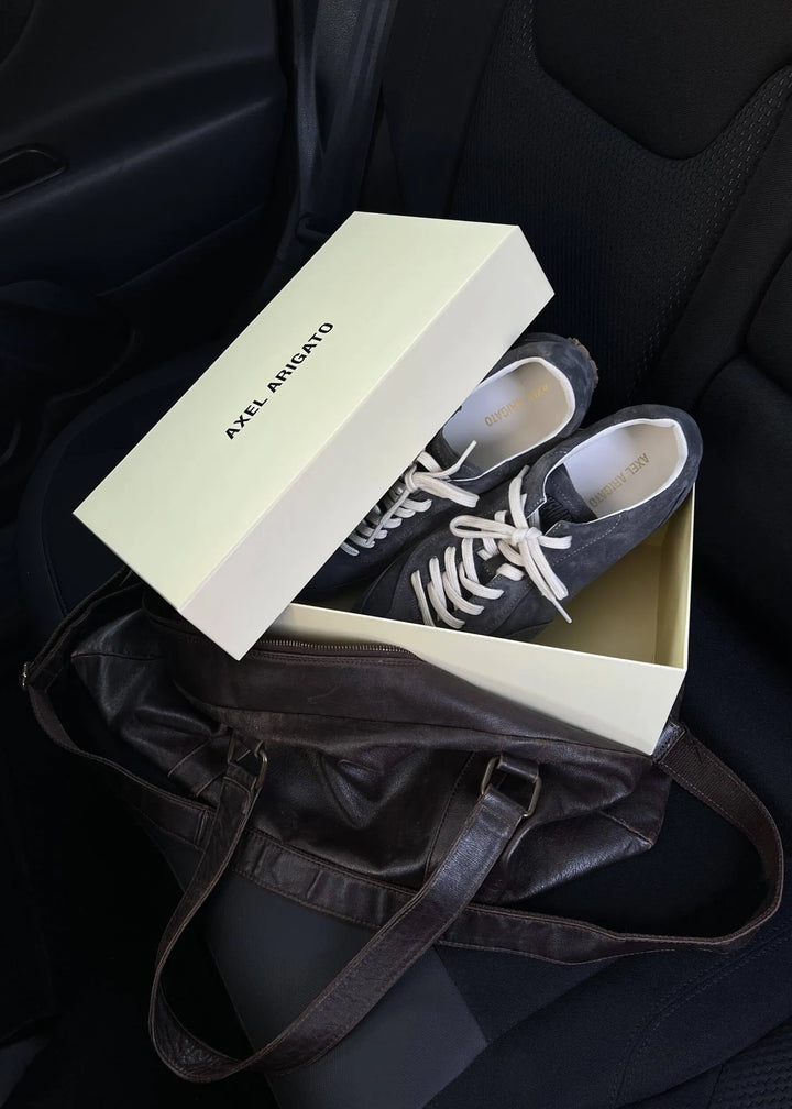 Par de zapatillas Axel Arigato Daze Runner gris oscuro con su caja Axel Arigato