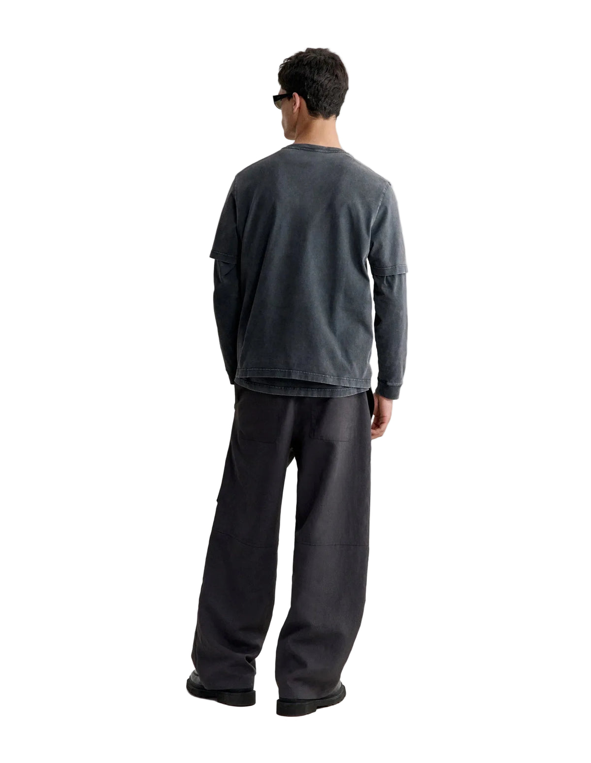 Hombre de espaldas con la camiseta Maison Kitsuné Fox Head Faded en gris oscuro, plano de cuerpo entero