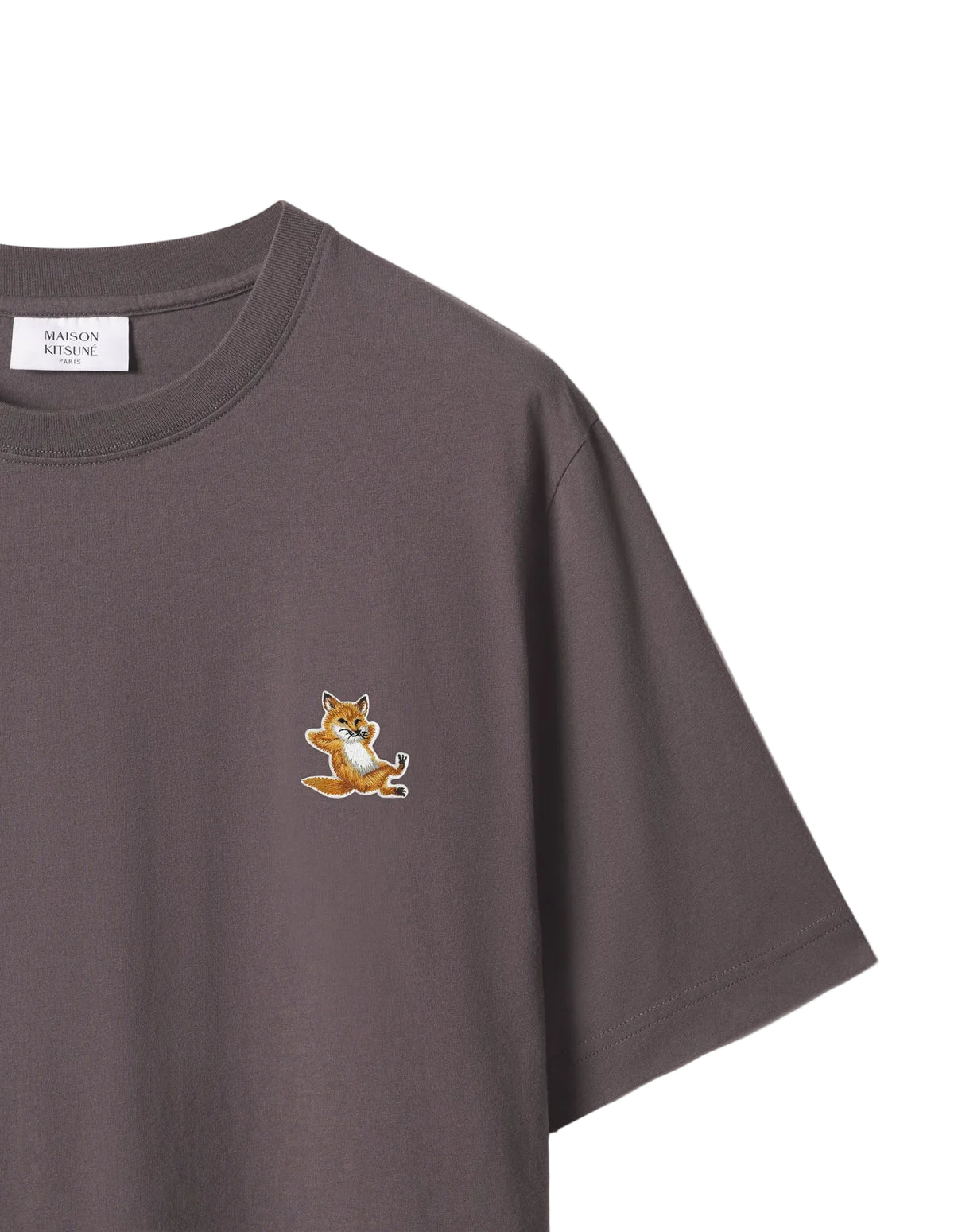 Detalle del parche Chillax Fox bordado sobre la camiseta Maison Kitsuné gris pavement