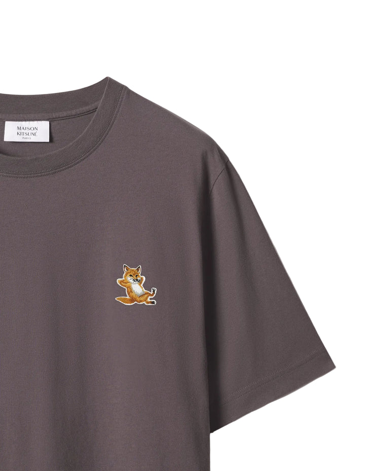 Detalle del parche Chillax Fox bordado sobre la camiseta Maison Kitsuné gris pavement