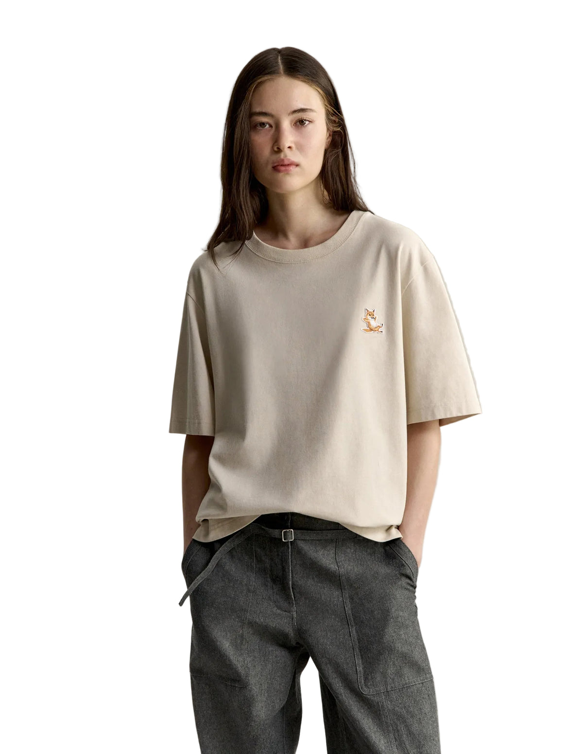 Modelo con camiseta Maison Kitsuné Chillax Fox beige y vaqueros, vista frontal