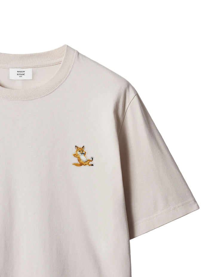 Detalle del parche Chillax Fox bordado sobre la camiseta Maison Kitsuné beige