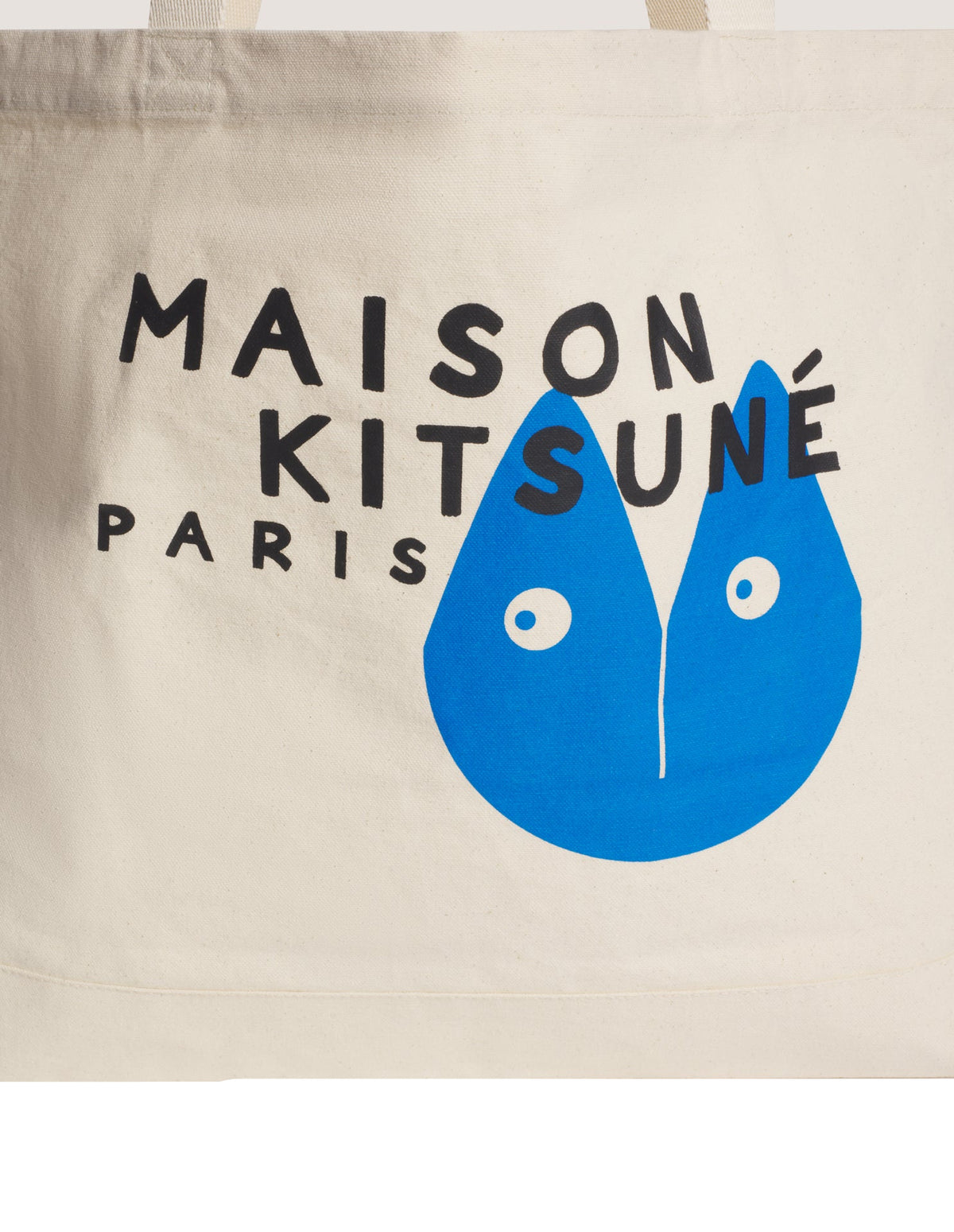 Detalle del estampado Maison Kitsuné Paris con la cara del zorro en azul sobre el tote de lona