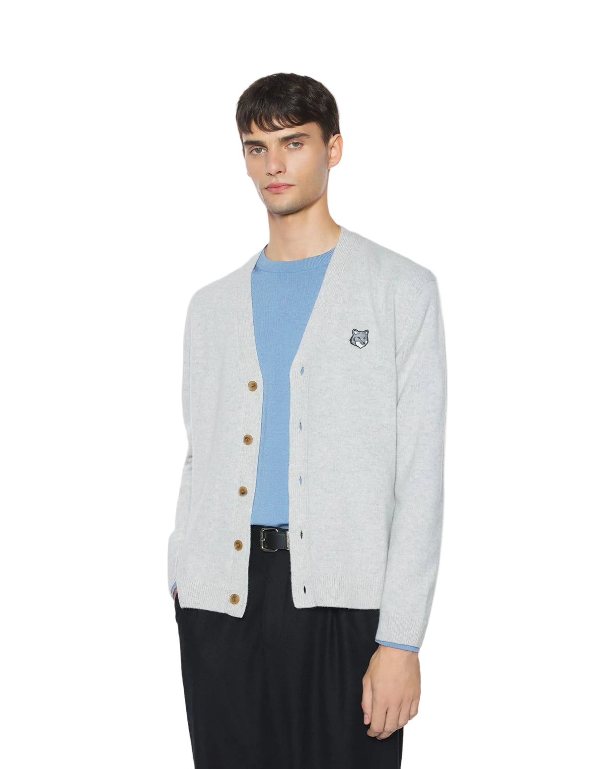 Modelo con cárdigan Maison Kitsuné Fox Head gris claro sobre camiseta azul, vista frontal