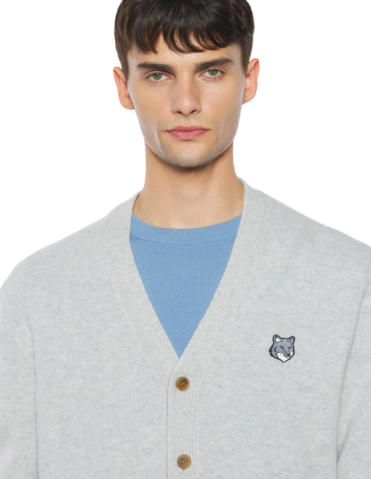 Detalle del cárdigan Maison Kitsuné Fox Head gris claro con el parche del zorro y los botones grabados