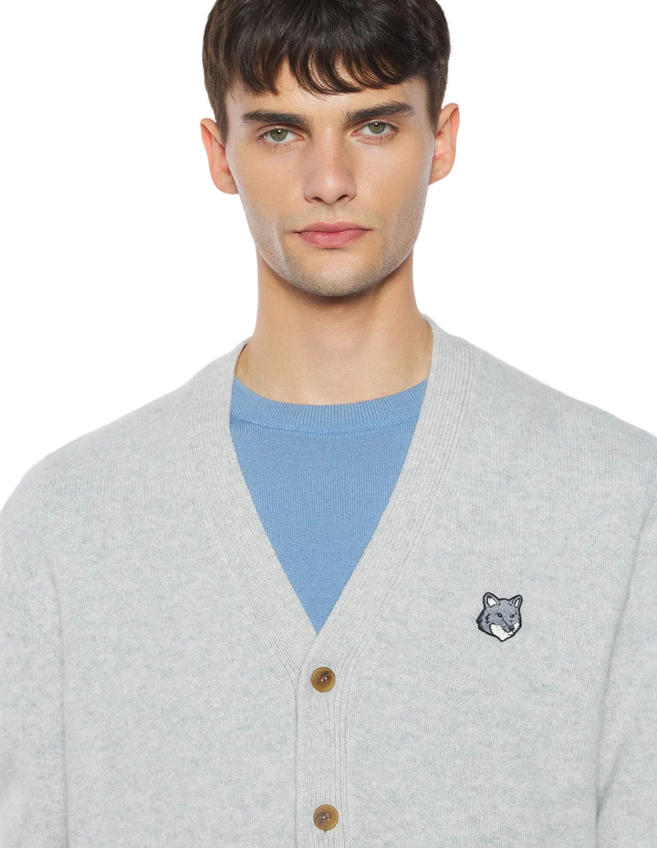 Detalle del cárdigan Maison Kitsuné Fox Head gris claro con el parche del zorro y los botones grabados