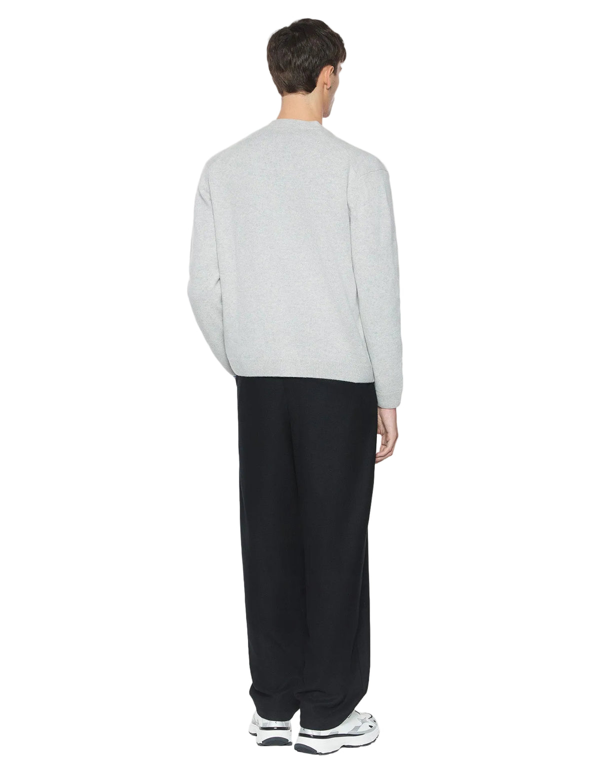 Modelo con cárdigan Maison Kitsuné Fox Head gris claro, vista de espalda