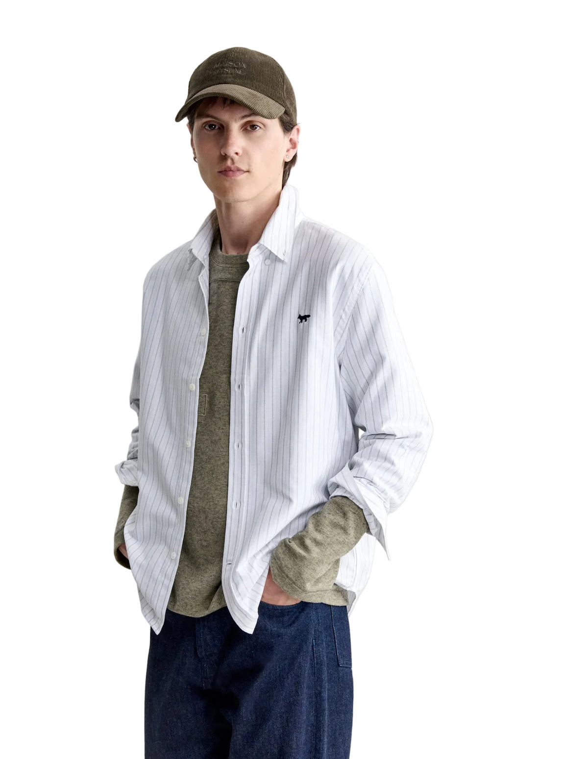 Modelo con camisa Maison Kitsuné Profile Fox de rayas y pantalón azul, vista frontal