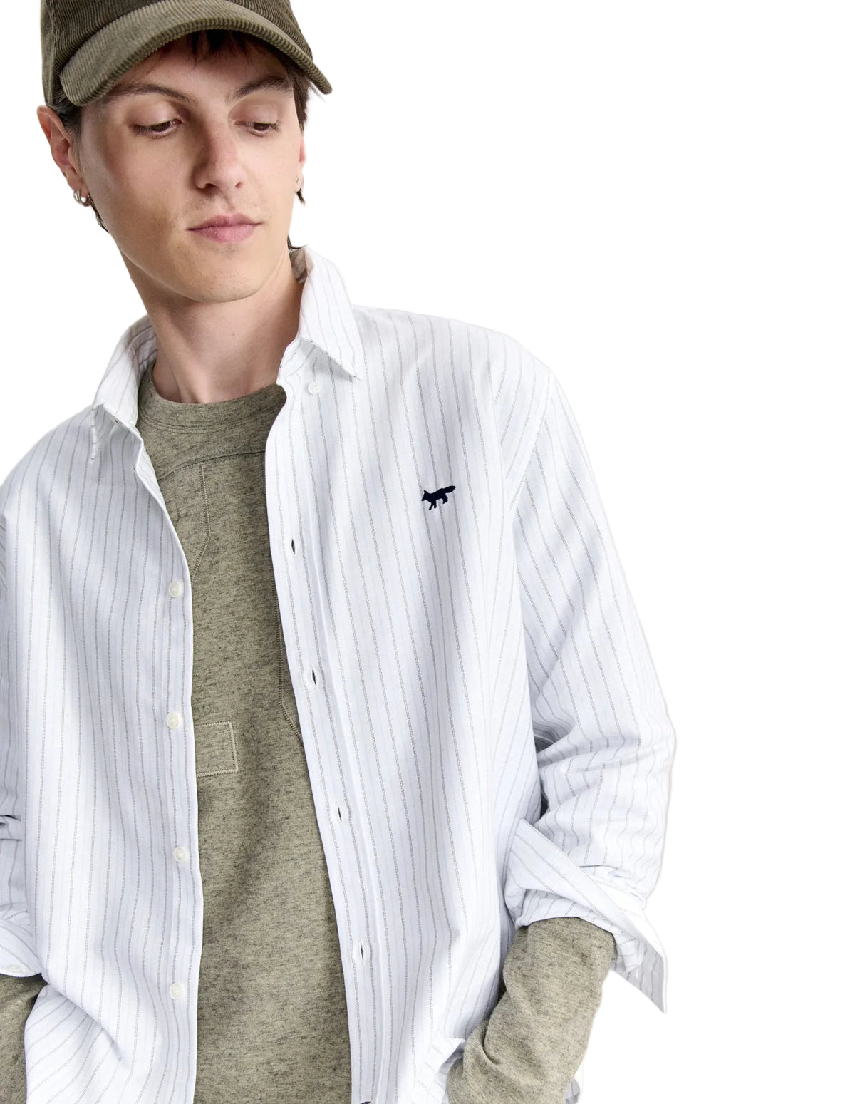 Modelo con camisa Maison Kitsuné Profile Fox abierta sobre camiseta, detalle del bordado del zorro